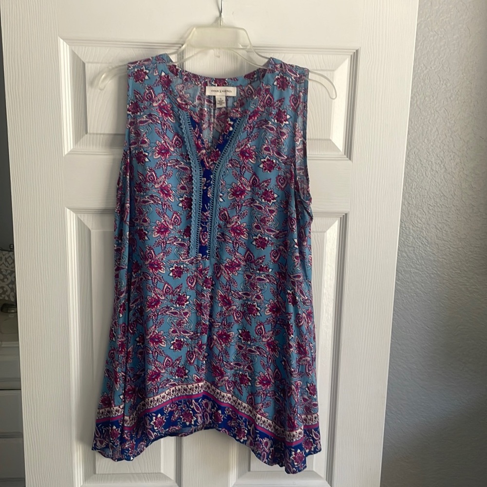 Really cute summer top w/ v- neck.